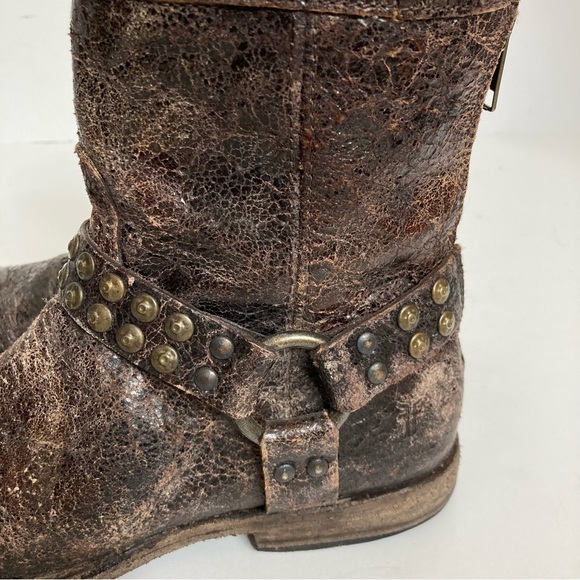FRYE WOMEN'S PHILLIP STUDDED HARNESS BOOTS ROUND TOE Crackled Leather 9.5 Brown - Picture 6 of 15